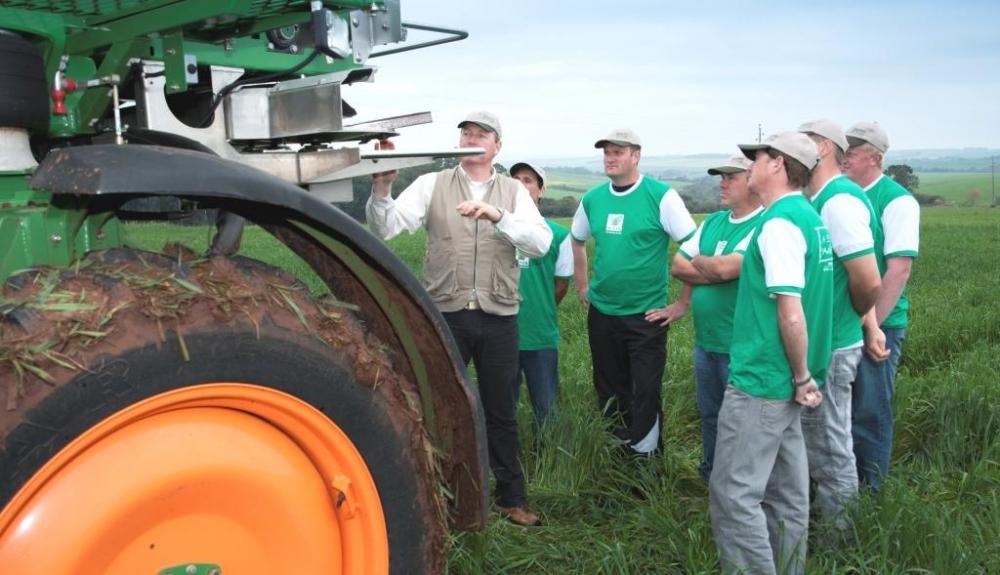 Guedes elogia a CUT e suas práticas ao compará-la com o Sistema 