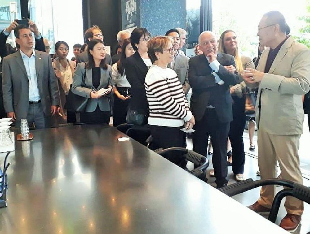 Chineses sinalizam para investimentos em suinocultura, sementes e ferrovias no Brasil