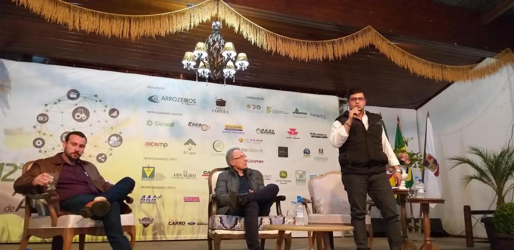 O uso de aviões e drones na lavoura pautou a segunda noite da Semana Arrozeira de Alegrete