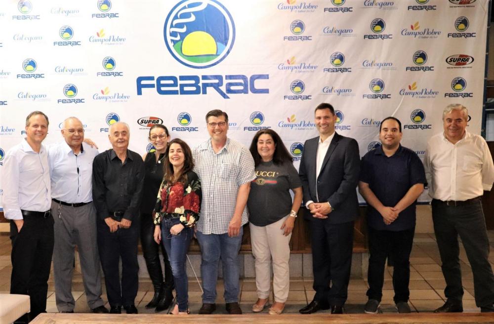 Sob aplausos, Lamachia deixa a presidência da Febrac