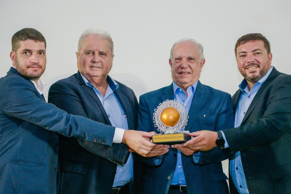 Ricardo Alfonsin é homenageado na Expodireto