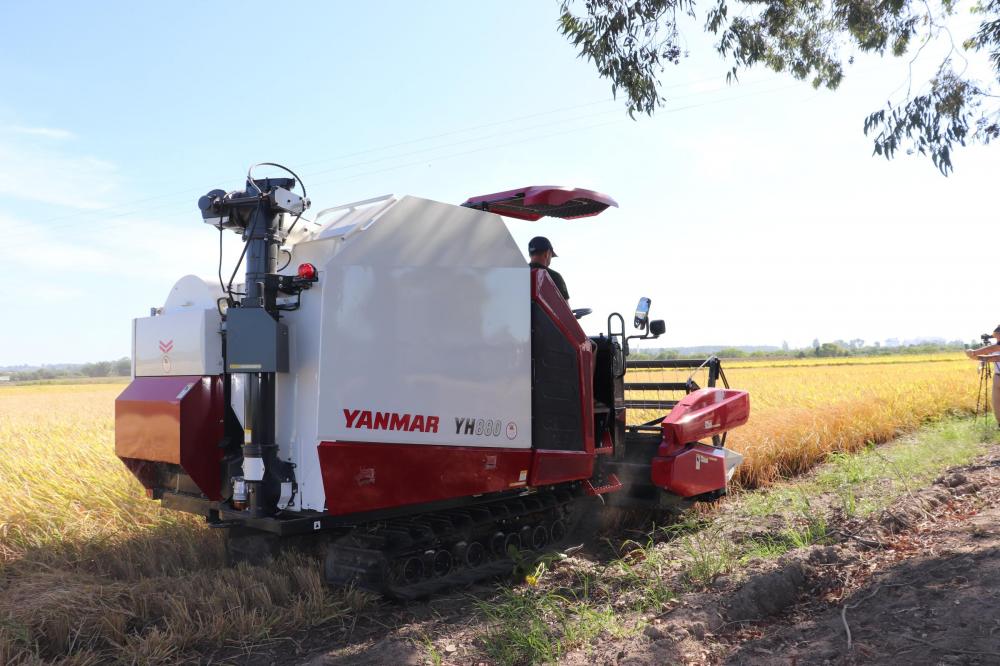 Irga entrega máquinas para a estação experimental que mantêm com a AUD em Camaquã